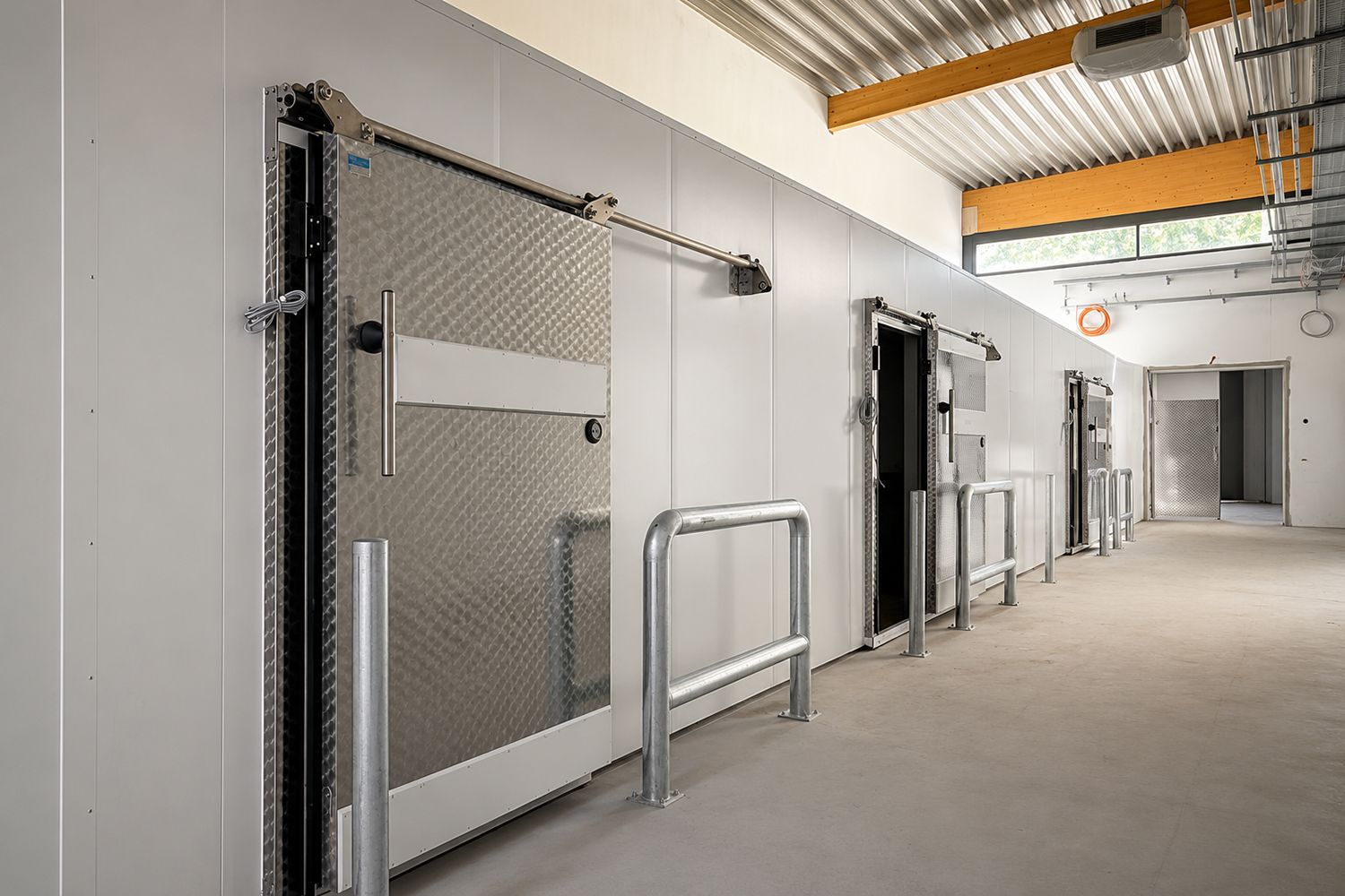 Kühlhaus mit geöffneter Schiebetür und Temperaturüberwachung