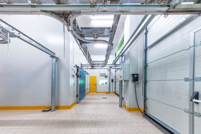 Kühlhaus mit geöffneter Schiebetür und Temperaturüberwachung